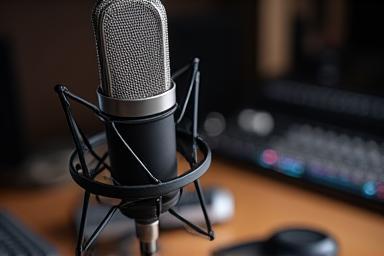 Microfone profissional em mesa de gravação, podcast em produção